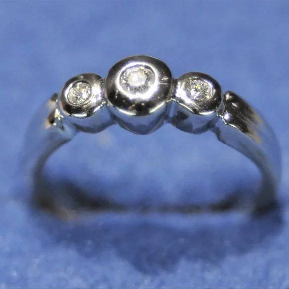 1 3/8 CTW Natural Round Diamond 3-Stone Anniversary Ring